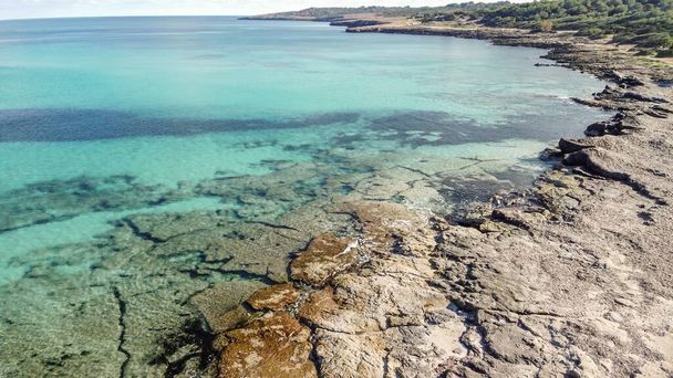 κεραία θέα από drone μιας φυσικής παραλίας παραδείσου στη Μεσόγειο, με κρυστάλλινα νερά και λευκή άμμο. calamillor, Μαγιόρκα, Βαλεαρίδες Νήσοι - Φωτογραφία, εικόνα
