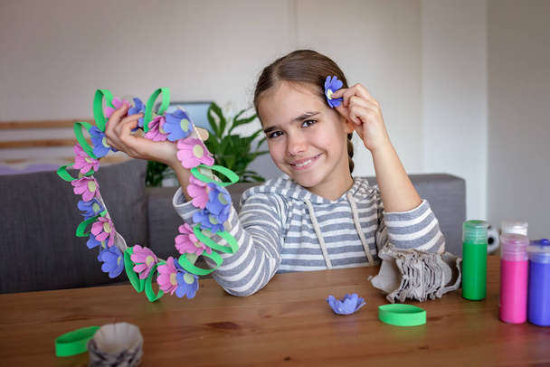 DIY project with kids, an egg carton is transformed into Easter flower wreath. Creativity and sustainability that come with a Zero Waste lifestyle. Reduce, reuse, and recycle - Foto, imagen
