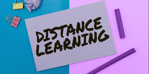Texto que mostra inspiração Distance Learning, Business mostra palestras educacionais transmitidas pela Internet remotamente - Foto, Imagem