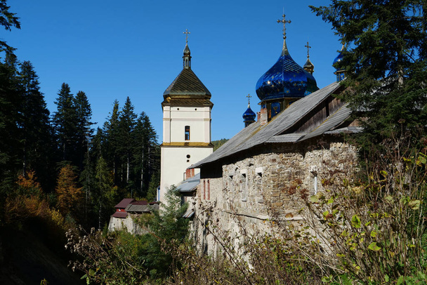 Manyava Skete of Exaltation of Holy Cross in the forest in the Carpathian mountains, Ukraine. Ortodoxní samovazební mužský klášter, skete. Poblíž skete v lese je požehnaný kámen, předmět uctívání - Fotografie, Obrázek