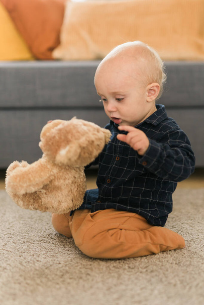 Child playing with teddy bear. Little boy hugging his favorite toy - Fotoğraf, Görsel