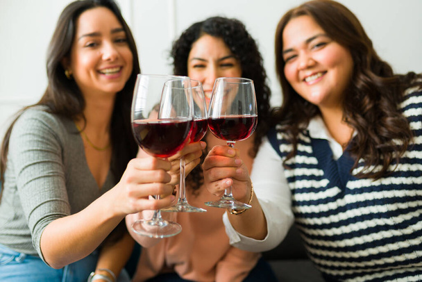 Heureuses belles jeunes femmes qui s'amusent ensemble comme meilleures amies tout en buvant du vin et en traînant - Photo, image