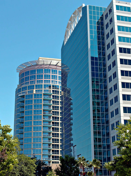Moderni korkea nouseva lasi edessä kaupungin toimisto torni lohko - Valokuva, kuva