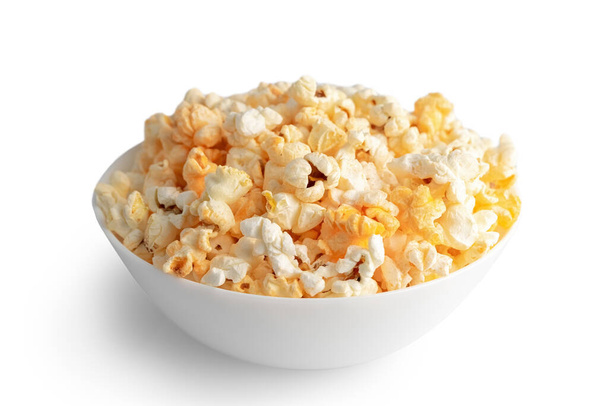 Maukas juusto popcorn kulhoon eristetty valkoisella pohjalla lähikuva. Elokuvat, elokuva ja viihde käsite. - Valokuva, kuva