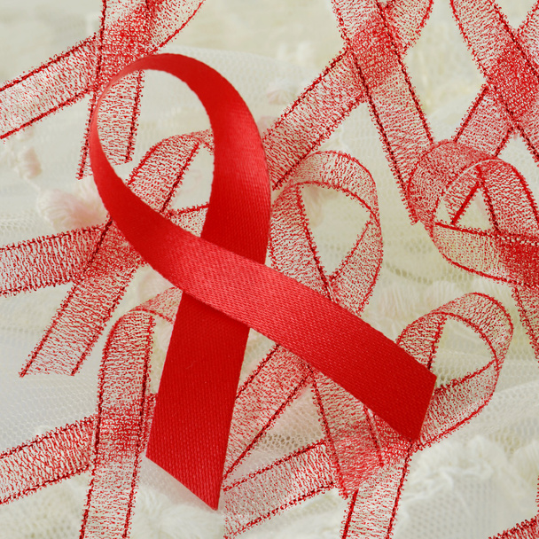 World Sids Day Red Ribbon Sign on Soft Creamy Background (en inglés). Firma para la campaña SIDA-VIH
. - Foto, imagen