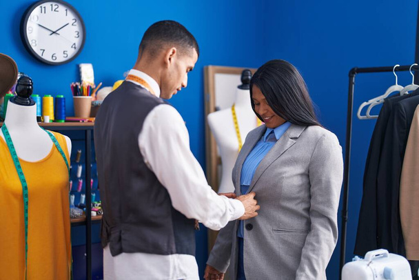 Homem e mulher alfaiate e cliente usando jaqueta no estúdio de costura - Foto, Imagem