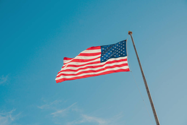 American Flag vilkuttaa taivaalla, kopioi tilaa tekstin - Valokuva, kuva