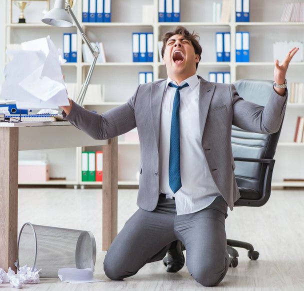 L'homme d'affaires en colère choqué de travailler dans le bureau licencié - Photo, image