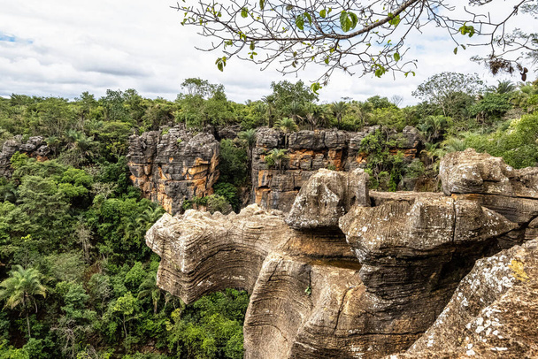 Hermosa vista del paisaje en el camino a la Gruta da Lapa Doce cueva, atracción turística de Chapada Diamantina en Bahía, Brasil. - Foto, imagen