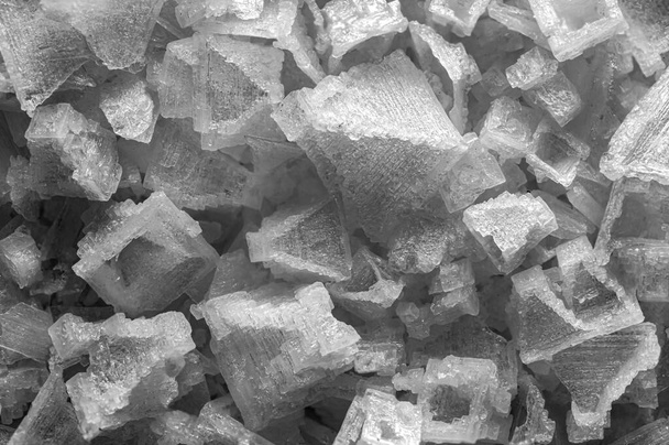 Супер макро-знімок великих білих і красивих кристалів і пластівців індійської солі в деталях дуже близько. Добрий харчовий фон - Фото, зображення