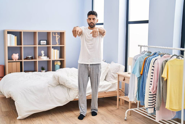Fiatal spanyol férfi alvajáró a hálószobában - Fotó, kép