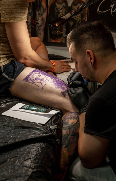 Berliini, Saksa, 4 elokuu 2018 tatuointi taidenäyttely. Ihmiset ottavat tatuoinnin lähikuva - Valokuva, kuva