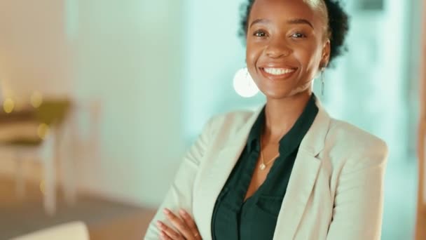 Особисто, бізнес і чорна жінка руки перехрещені, успіх або досягнення на робочому місці, щастя або впевненості. Портрет, афроамериканська жінка-підприємець або співробітник з лідерськими навичками або стартапом. - Кадри, відео