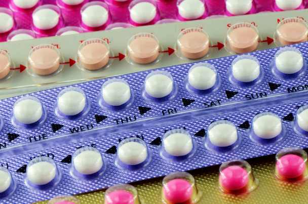 Pilule contraceptive orale colorée. - Photo, image