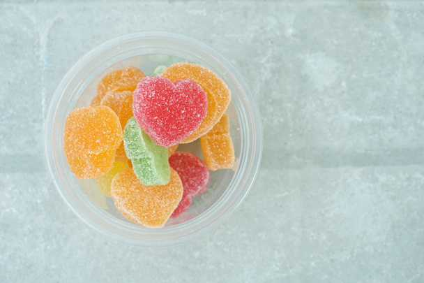 Jaleas de frutas corazones de caramelo en un tazón
 - Foto, imagen