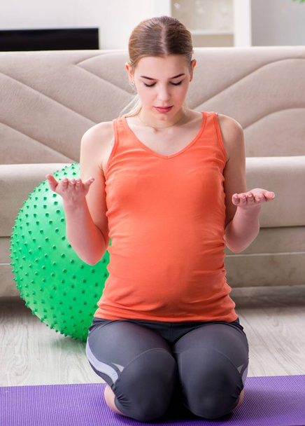 The pregnant woman recording video for blog and vlog - Zdjęcie, obraz