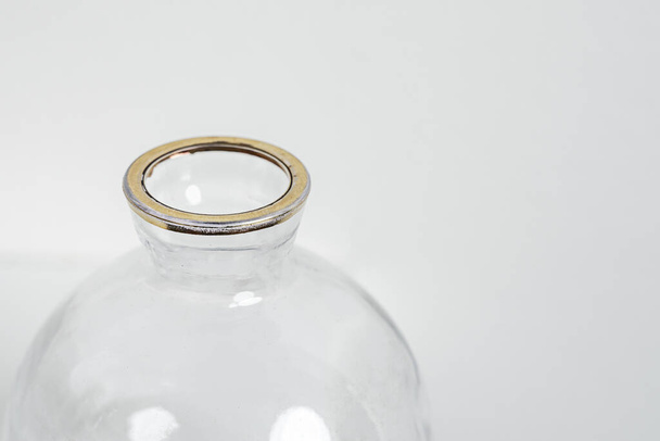 Ağzında altın bir kenarı olan şeffaf camlı küçük dekoratif bir kap. - Fotoğraf, Görsel