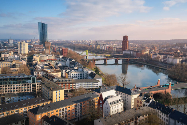 Vista aérea de Main River Skyline con ECB Tower (Banco Central Europeo) y Main Plaza Building - Frankfurt, Alemania - Foto, imagen