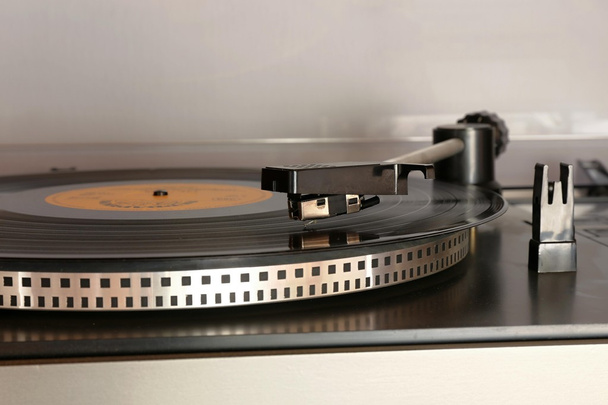 vieille platine gramophone avec disque
 - Photo, image