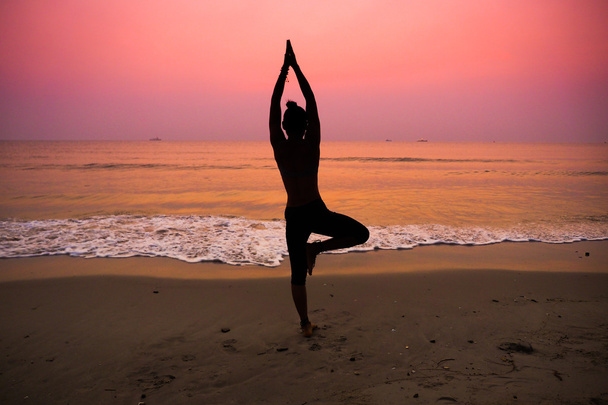 Yoga yapan kadın   - Fotoğraf, Görsel