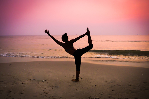 kobieta praktykująca jogę   - Zdjęcie, obraz