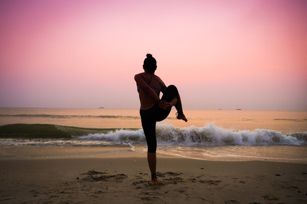 женщина практикует йогу   - Фото, изображение