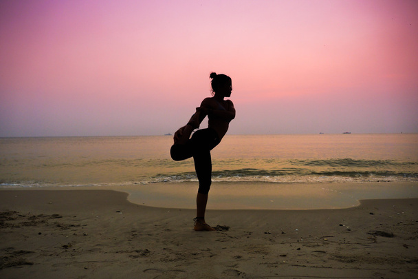 женщина практикует йогу   - Фото, изображение