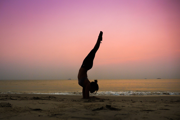 mujer practicando yoga   - Foto, Imagen