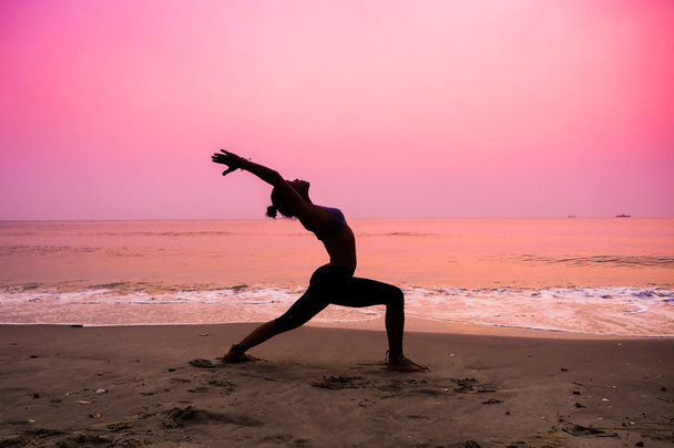 vrouw die yoga beoefent   - Foto, afbeelding