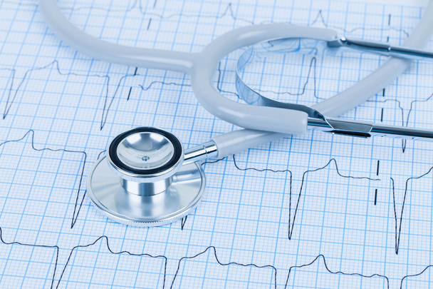 stethoscoop op cardiogram concept voor hart zorg - Foto, afbeelding