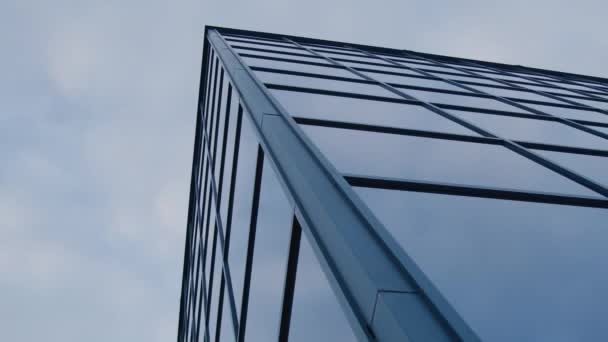стеклянное здание бизнес-башня современный синий небоскреб в центре города  - Кадры, видео