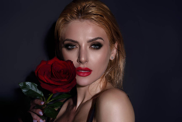 Studio beauty portrait of young beautiful sexy woman with red rose flower - Foto, Imagem