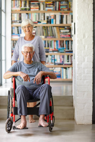Żona dobrze się mną opiekuje. Portret starszej kobiety stojącej za mężem na wózku inwalidzkim - Zdjęcie, obraz