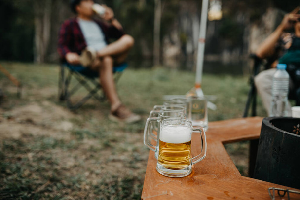 vidro de cerveja foco seletivo no acampamento  - Foto, Imagem