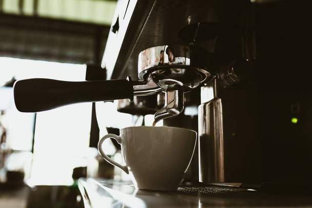 Эспрессо машина в кафе счетчик предлагает свежеваренный кофе. кофеварка. - Фото, изображение