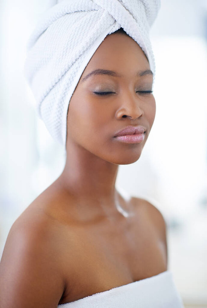A bőröd egészségét helyezd előtérbe. egy gyönyörű fiatal nő alatt a napi szépség rutin - Fotó, kép