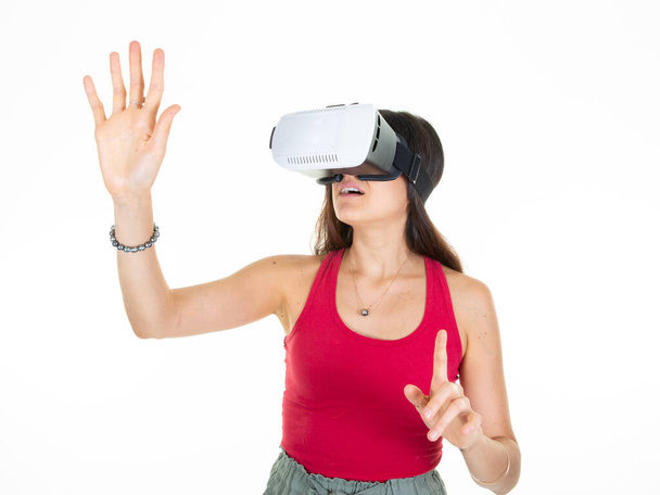 fiatal nő visel virtuális valóság headset szemüveg vr kéz fel fehér háttér - Fotó, kép