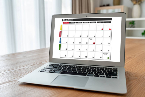 Calendario su applicazione software per computer per la pianificazione del calendario modish per organizzatore personale e business online - Foto, immagini