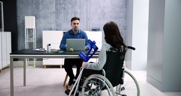 Τραυματισμός εργαζομένων και αποζημίωση αναπηρίας. Ισχυρισμός κοινωνικής ασφάλισης - Φωτογραφία, εικόνα