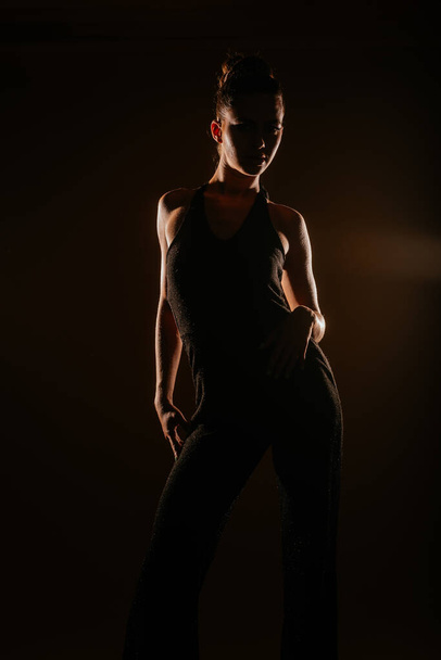 Силуетна фотографія підходящої дівчини в чорному ігристий комбінезон
 - Фото, зображення