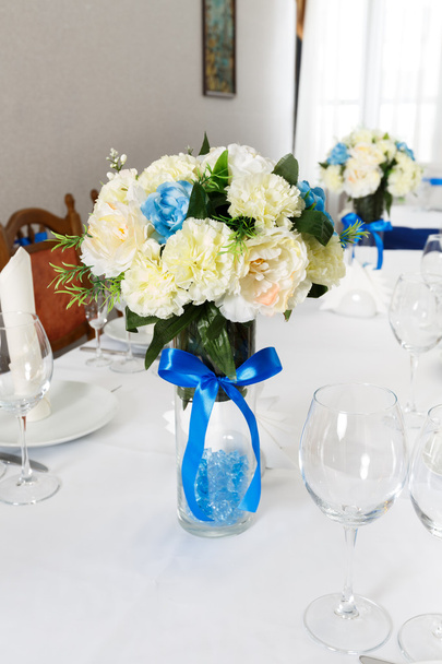 Decoración del evento - mesa servida con flores
 - Foto, imagen