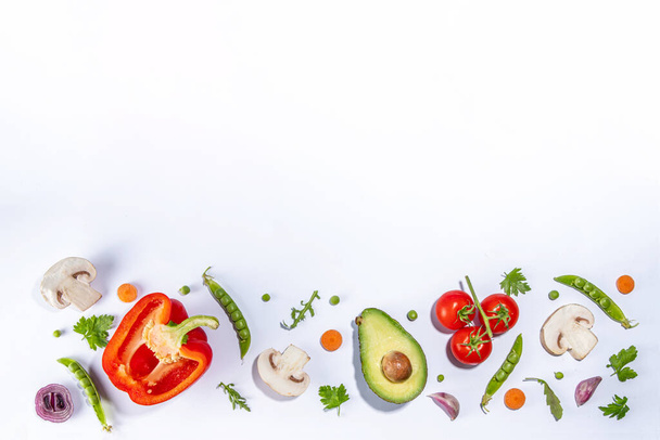 Verschiedene frische Gemüsesorten. Rohes Bio-Gemüse, Salatzutaten hell flach auf weißem Hintergrund. Gesunde Ernährung gemeinsame Ernährung, vegane vegetarische Küche Hintergrund Kopie Raum - Foto, Bild