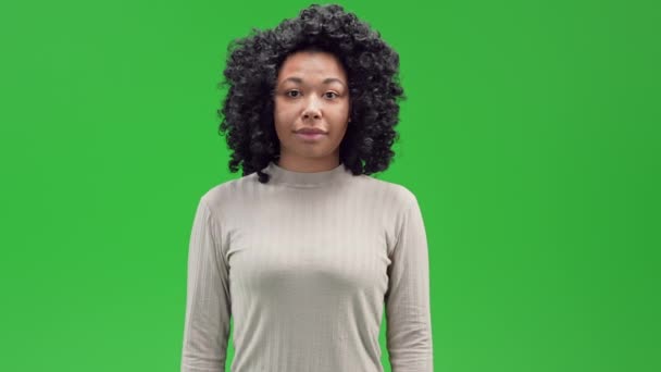 retrato Africano americano mulher feliz sorrindo olhando câmera acena sim Isolado na tela verde - Filmagem, Vídeo