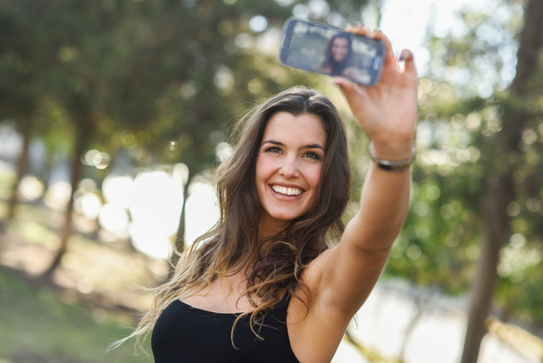Hermosa selfie mujer joven en el parque  - Foto, imagen