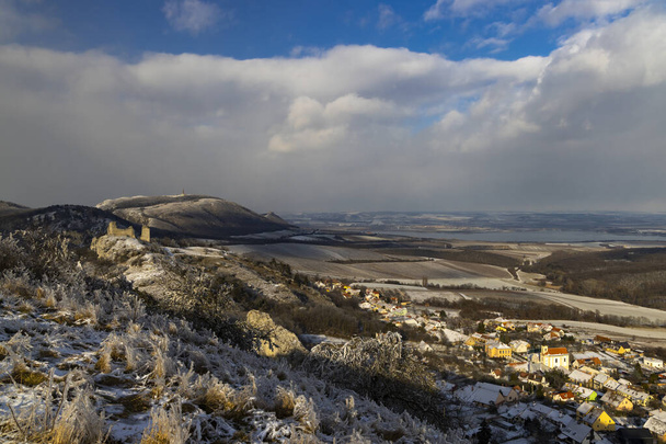 Sirotci hradek kalıntılarıyla Palava kış manzarası, Güney Moravya, Çek Cumhuriyeti - Fotoğraf, Görsel