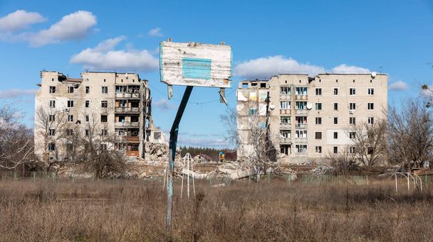 De geruïneerde stad Izyum, regio Kharkiv in Oekraïne. Vernietigde huizen als gevolg van raketten en artillerie beschietingen door het Russische fascistische leger. - Foto, afbeelding