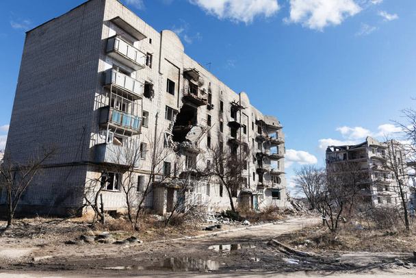 De geruïneerde stad Izyum, regio Kharkiv in Oekraïne. Vernietigde huizen als gevolg van raketten en artillerie beschietingen door het Russische fascistische leger. - Foto, afbeelding