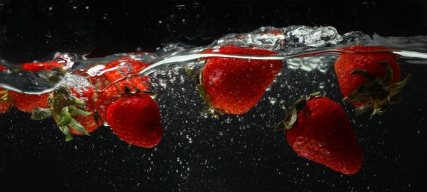 Tasty strawberries in water, concept of freshness - Foto, Imagem