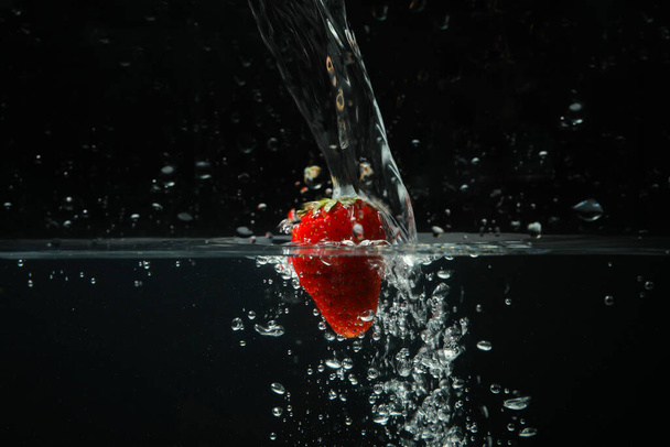 Tasty strawberry in water, concept of freshness - Foto, Imagem