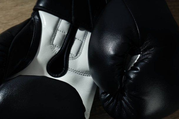 Концепція боксу та спортивного способу життя з боксерськими рукавичками
 - Фото, зображення